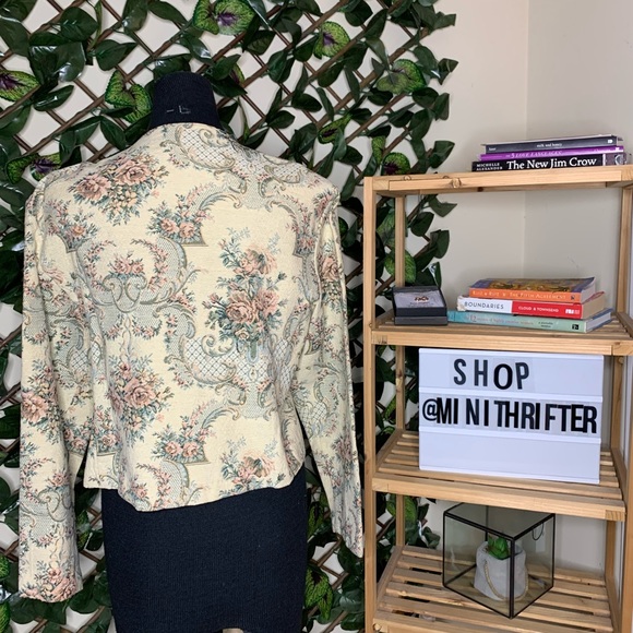 Robin - Picture 2 of 5